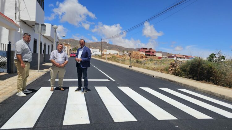 Antigua colabora con el Cabildo en la finalización de los nuevos viales asfaltados en Valles de Ortega y Casillas de Morales