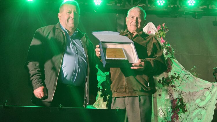 La felicitación más cercana de su gente y pueblo a D. Tomás por 50 años como Comisionado del Mancomún