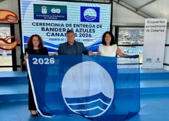 Puerto del Rosario recoge las Banderas Azules 2026 que volverán a ondear en Playa Blanca, Los Pozos y Puerto Lajas