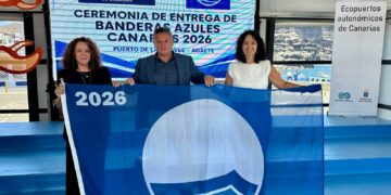 Puerto del Rosario recoge las Banderas Azules 2026 que volverán a ondear en Playa Blanca, Los Pozos y Puerto Lajas