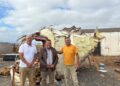 El vecino Suso Montañez confecciona un pez-diablo gigante para la hoguera de San Juan en Pozo Negro