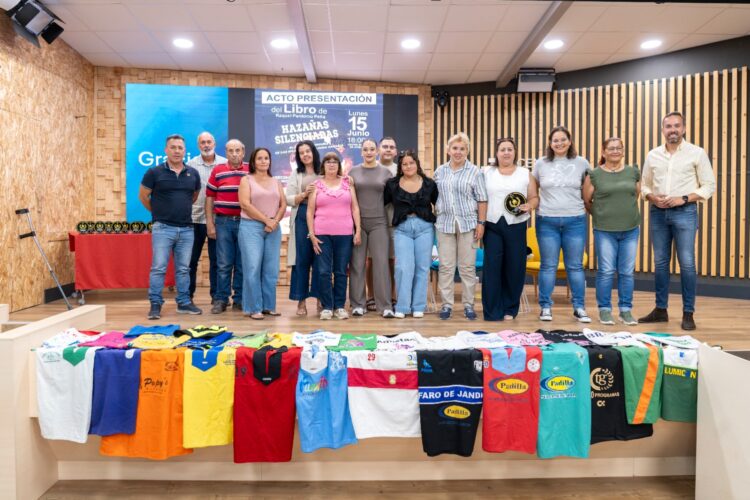 Raquel Perdomo presenta su libro sobre las mujeres pioneras de la lucha canaria femenina | Cabildo Fuerteventura