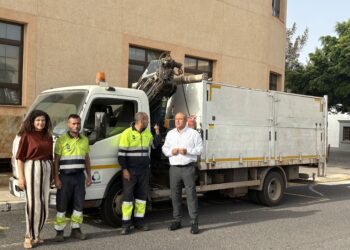 Comienza a trabajar un camión de recogida de enseres y poda para mantener limpios los pueblos del interior del municipio