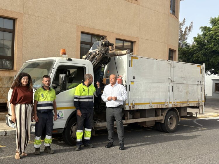 Comienza a trabajar un camión de recogida de enseres y poda para mantener limpios los pueblos del interior del municipio