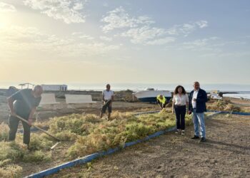 El Ayuntamiento de Antigua inicia un plan de limpieza en Las Salinas del Carmen