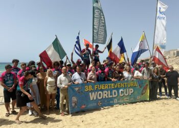 Pájara da la bienvenida a la élite internacional del windsurf y el wingfoil
