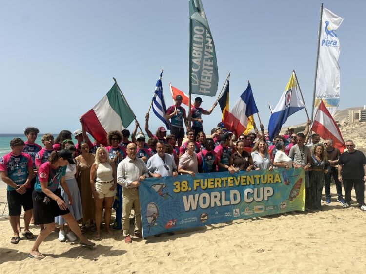 Pájara da la bienvenida a la élite internacional del windsurf y el wingfoil
