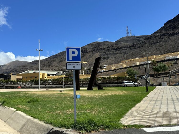 El Ayuntamiento de Pájara instala nueva señalética para optimizar más de 400 plazas de aparcamiento en Morro Jable