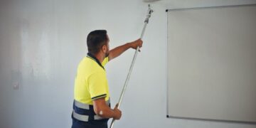 Pájara inica las labores de pintura de sus colegios municipales
