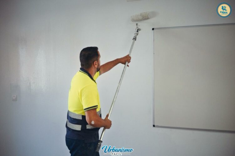 Pájara inica las labores de pintura de sus colegios municipales