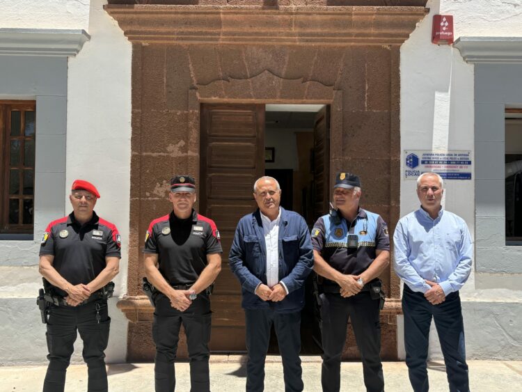El alcalde de Antigua, Juan Cabrera, anuncia la entrada de la Policía Canaria en Caleta de Fuste