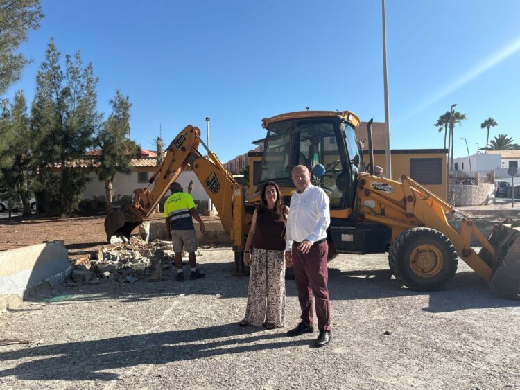 El Ayuntamiento de Antigua sanea la antigua cancha deportiva de Caleta de Fuste