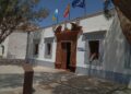 La Policía local de Antigua salva la vida de un varón que se hallaba semiahogado en una piscina