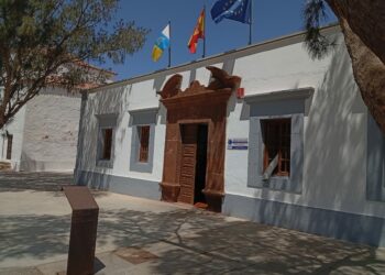 La Policía local de Antigua salva la vida de un varón que se hallaba semiahogado en una piscina