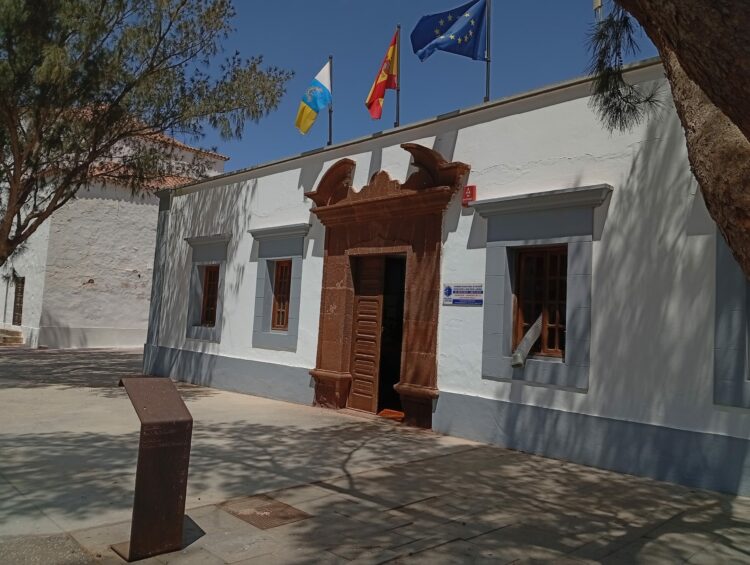 La Policía local de Antigua salva la vida de un varón que se hallaba semiahogado en una piscina