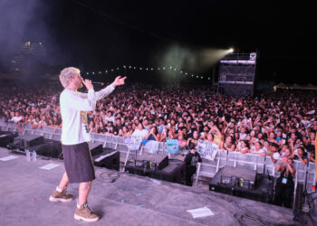 Más de 10.000 personas disfrutan de la Beach Party en la playa de Caleta de Fuste