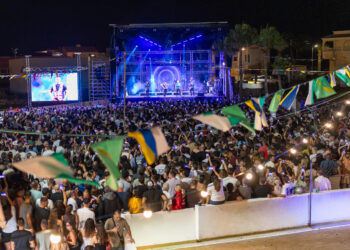 Unas 7000 personas cantan y bailan con Ráfaga en las fiestas de Antigua 2026
