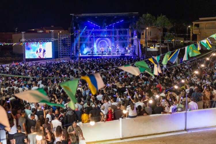 Unas 7000 personas cantan y bailan con Ráfaga en las fiestas de Antigua 2026