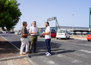La Oliva continúa con el acondicionamiento y pavimentación de aceras de la Calle Guirre en Corralejo