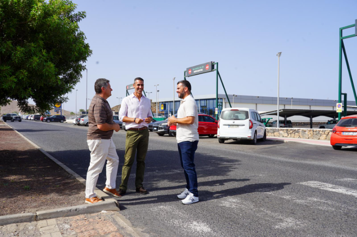 La Oliva continúa con el acondicionamiento y pavimentación de aceras de la Calle Guirre en Corralejo
