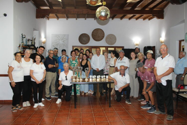 Los mayores juegan con ilusión el torneo de bola canaria de las fiestas, homenaje a Manolito García