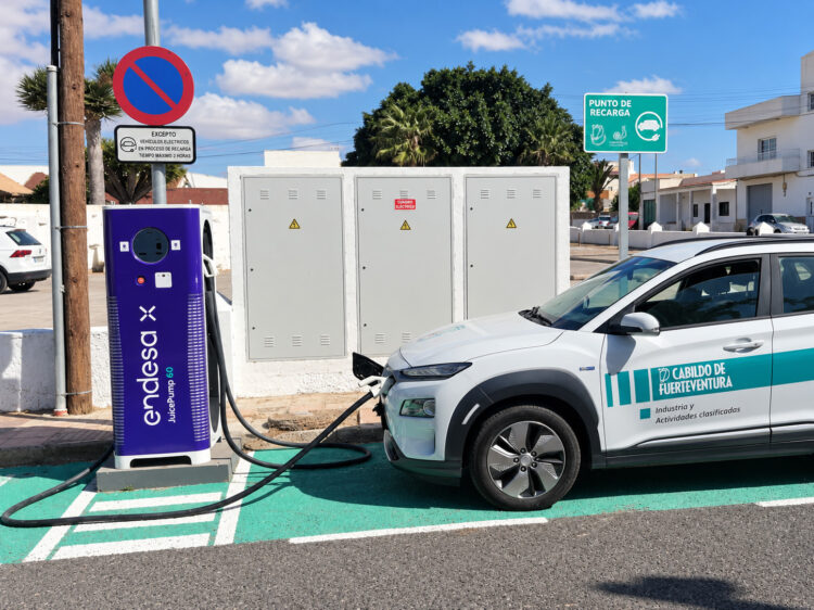 Nuevo punto de carga rápida para vehículos eléctricos en el centro de Antigua | Cabildo de Fuerteventura
