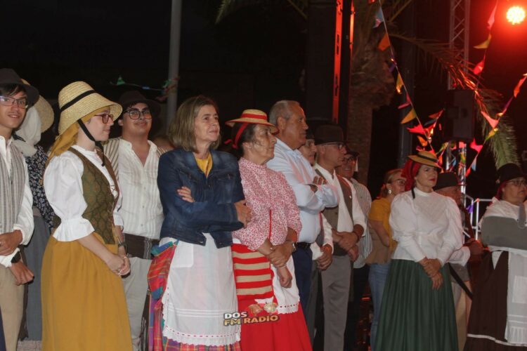 Los grupos folclóricos se unen para cantar a la Virgen de Antigua