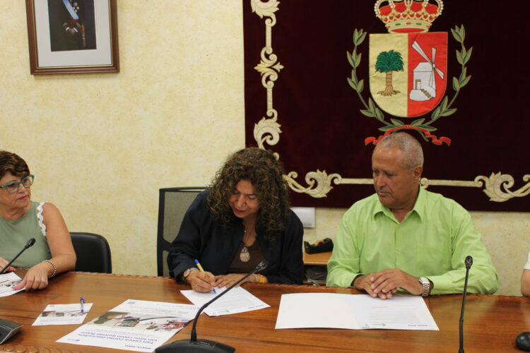 El Ayuntamiento de Antigua firma un convenio con Radio Ecca para mantener la formación a personas desempleadas