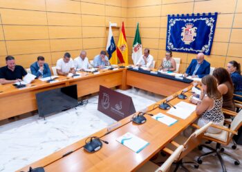 Lola García consigue el compromiso del Estado para recuperar la conectividad marítima con la Península