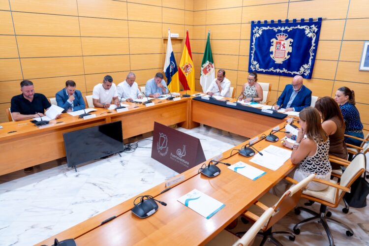 Lola García consigue el compromiso del Estado para recuperar la conectividad marítima con la Península