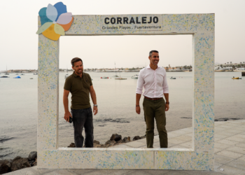 Turismo La Oliva embellece la bahía de Corralejo con un photocall 100% reciclado