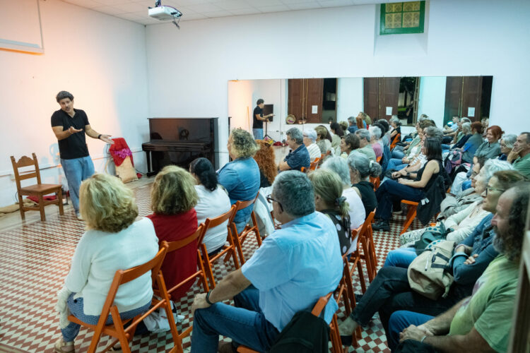 El miedo invade la segunda sesión del Candil de Cuentos de Antigua con el narrador Diego Rienfield