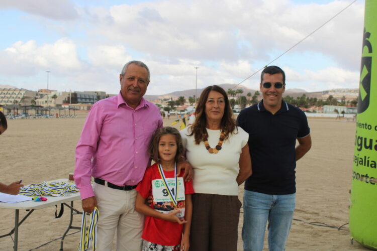 Esfuerzo y mucha alegría en la prueba infantil de obstáculo en la playa de Caleta de Fuste