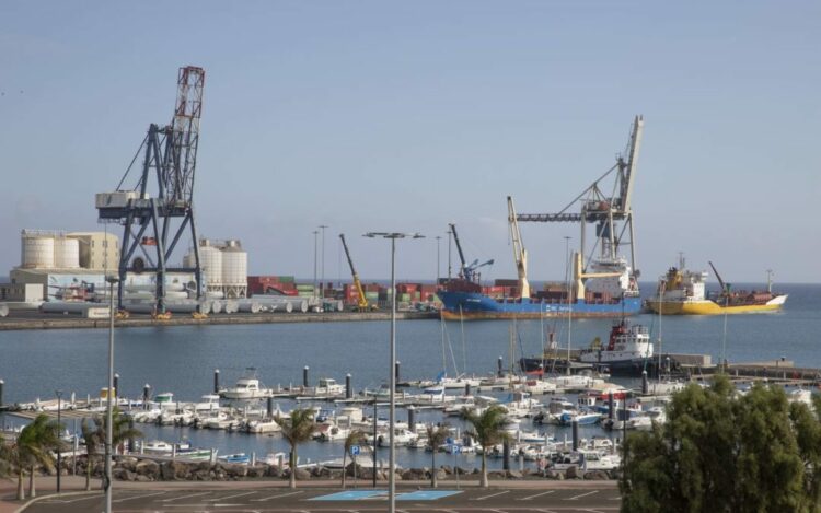 El nuevo contrato de la línea marítima con la Península incorpora la escala en Fuerteventura
