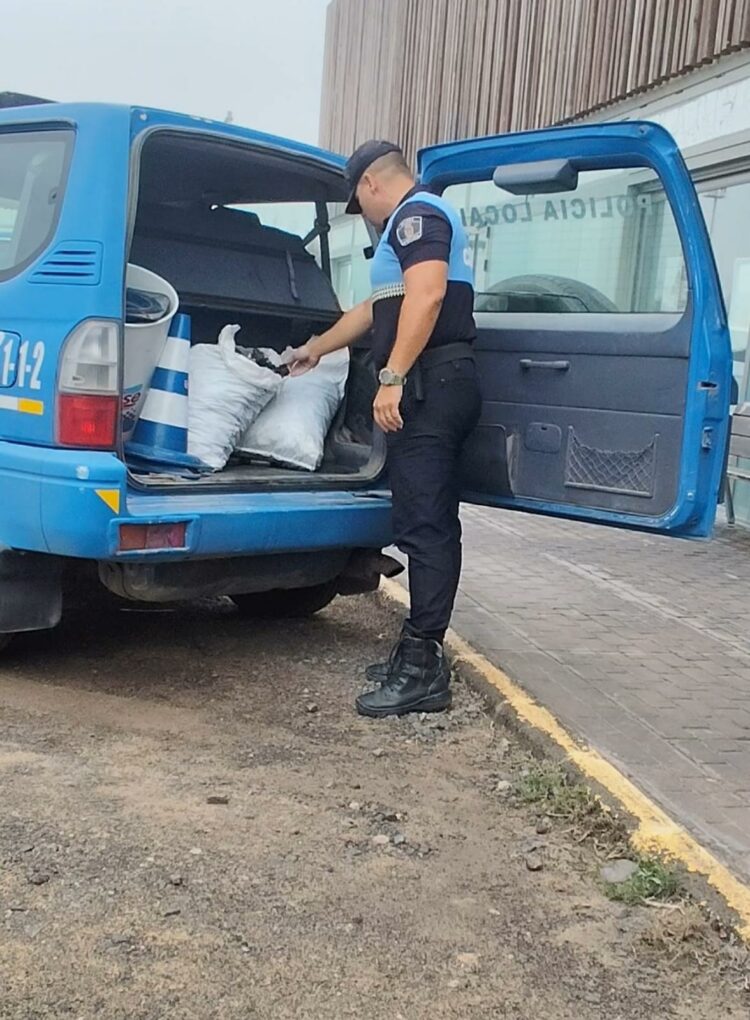 La Policía Local de Pájara incauta 57,5 kilos de mejillones extraídos ilegalmente en Costa Calma