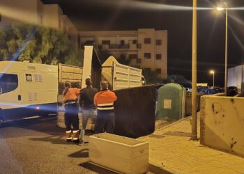 El Ayuntamiento de Pájara retira 22 toneladas de residuos y 300 colchones en Costa Calma