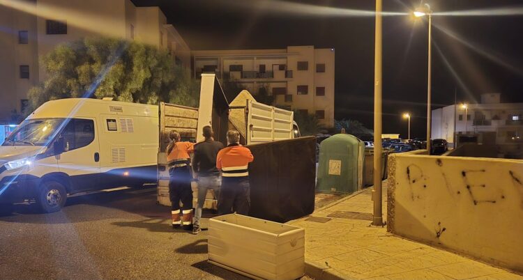 El Ayuntamiento de Pájara retira 22 toneladas de residuos y 300 colchones en Costa Calma